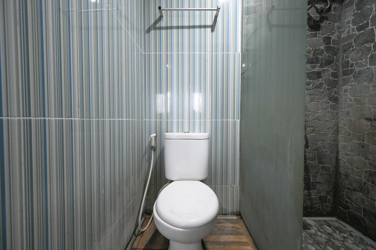 Bathroom 3, Gita Inn Bali RedPartner, Denpasar