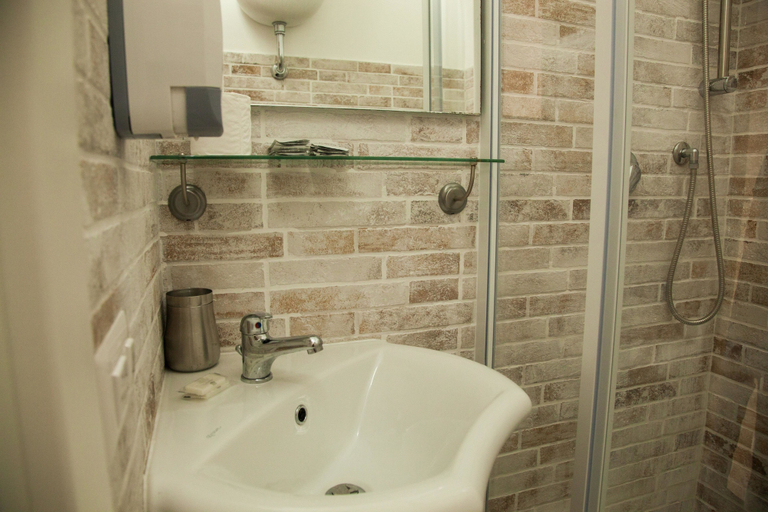 Bathroom 5, Vatican Leone IV, Roma