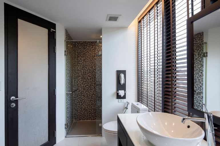 Bathroom 28