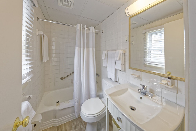 Bathroom, Dunes Court, Worcester
