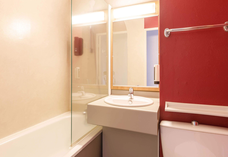 Bathroom 4, B&B HOTEL Le Puy-en-Velay, Haute-Loire