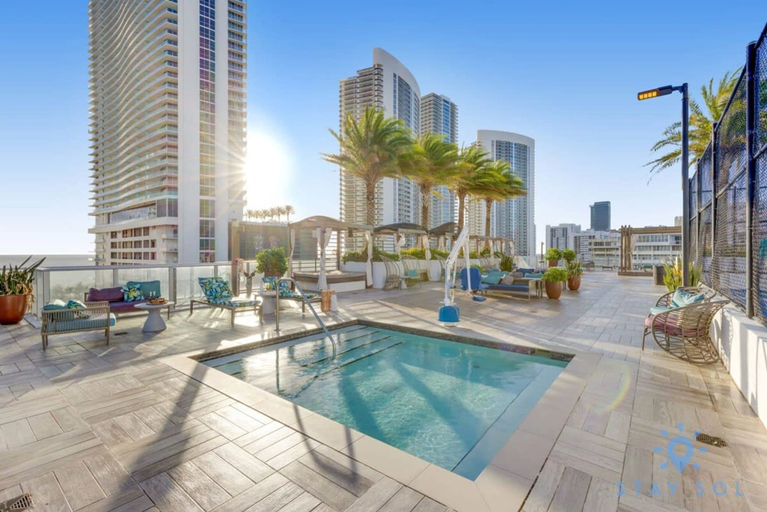 Room 5, High Floor With Stunning View Pools Near Beach, Broward