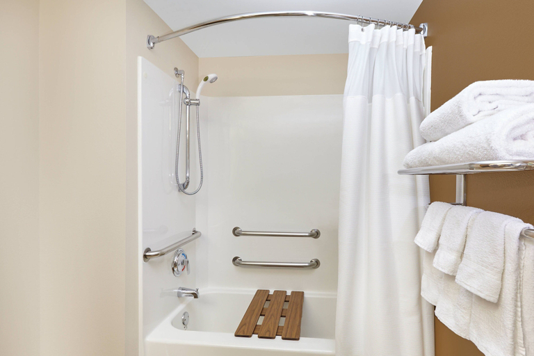 Bathroom 5, Fairfield Inn & Suites by Marriott Lombard, Dupage