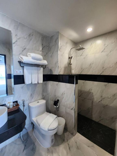 Bathroom 5, LHC Hotel And Resort, Pattaya