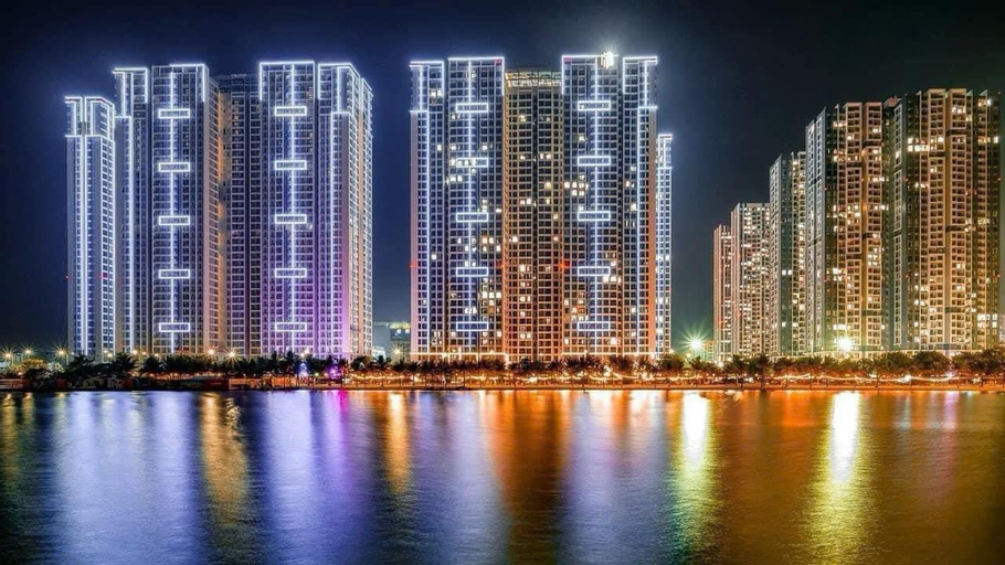 Exterior & Views 15