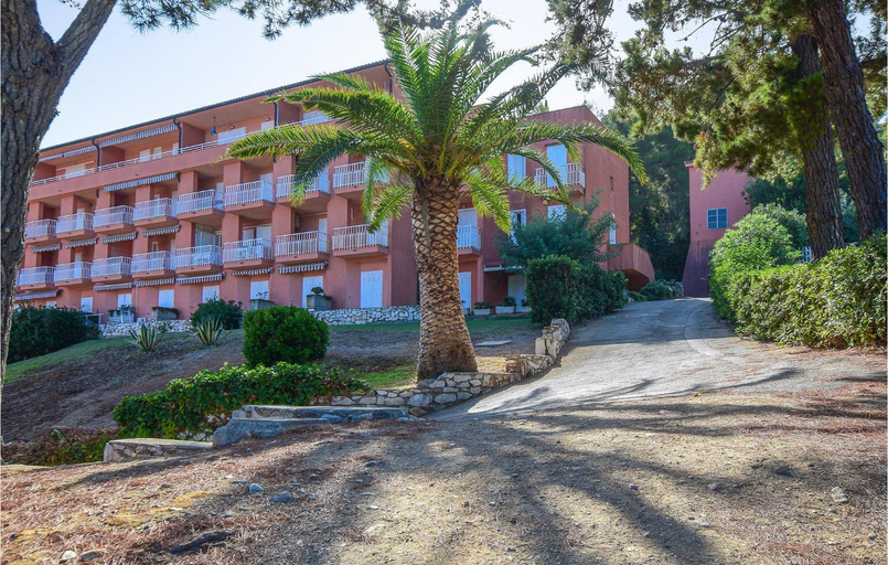 3 Bedroom Nice Apartment In Rio Marina, Livorno
