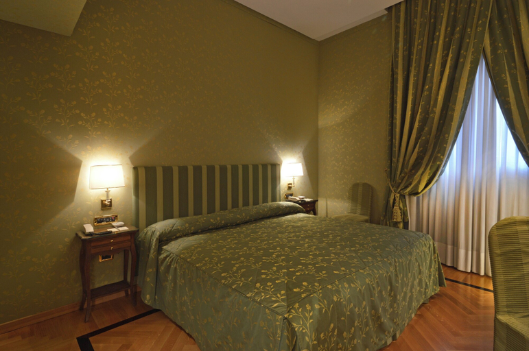 Bedroom 4, Grand Hotel Vesuvio, Napoli