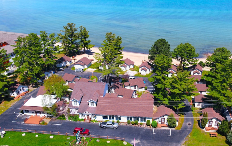 Exterior & Views 1, Beach House Lakeside Cottages, Cheboygan