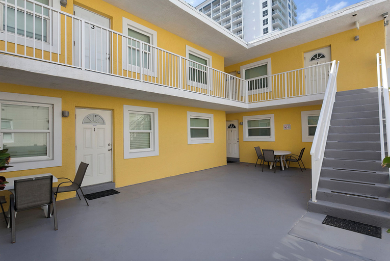 Exterior & Views 2, ULTRA Spacious apt Steps From the Beach, Broward