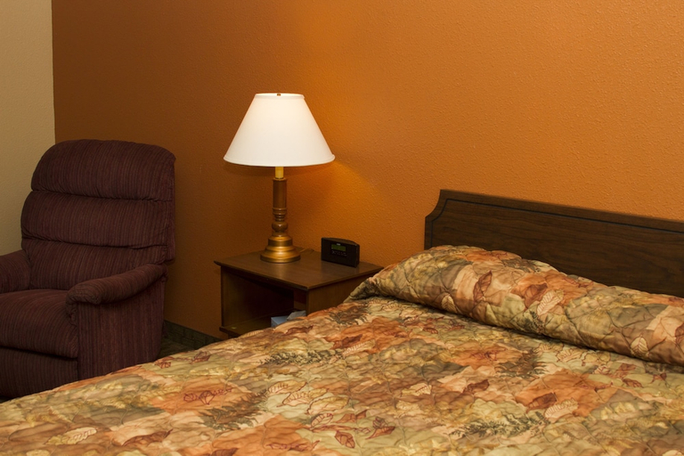 Bedroom 2, Cottonwood Inn, Phillips