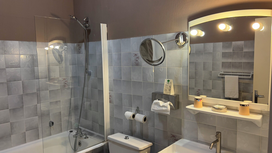 Bathroom 3, Le Chateau de Bricquebec, Manche