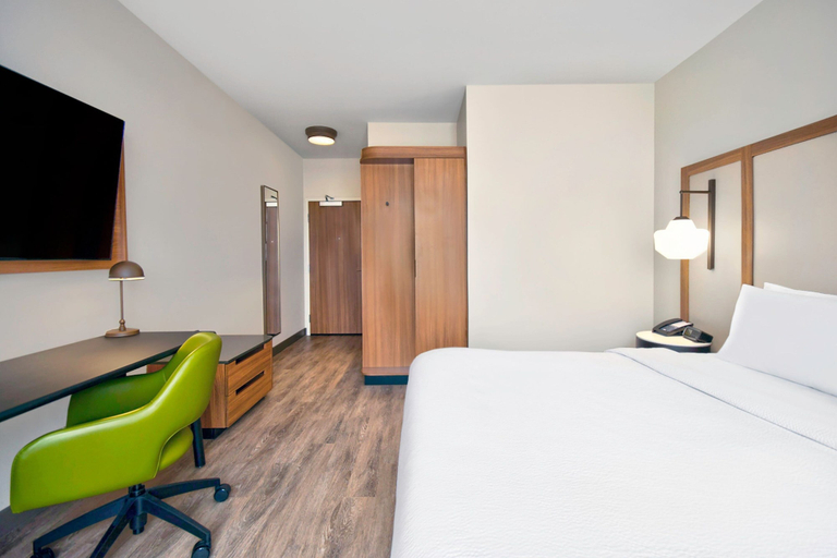 Bedroom 3, Fairfield Inn & Suites by Marriott Cincinnati North, Butler
