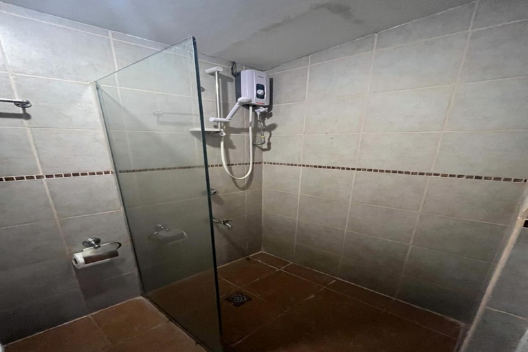 Bathroom 5, 11th Street Bed and Breakfast, Bacolod City