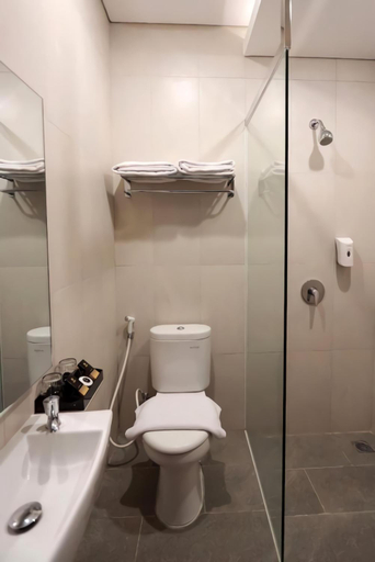 Bathroom 5, Hayo Hotel Palembang by Pribadi Group, Palembang