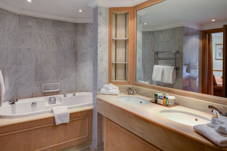Bathroom 5, Hilton Birmingham Metropole, Solihull