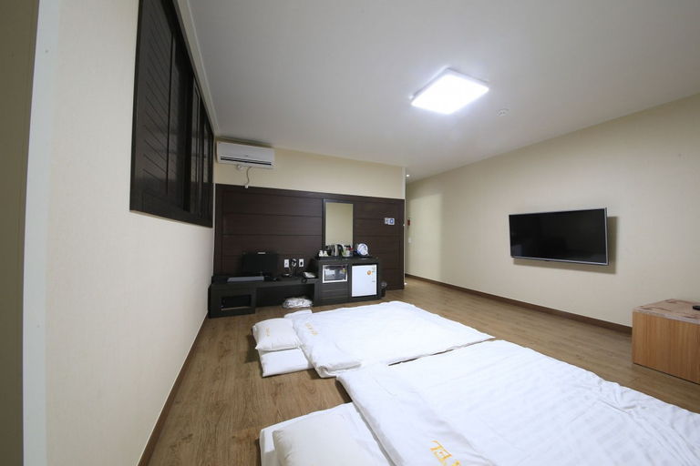 Bedroom 2, Daesan Hotel, Seosan