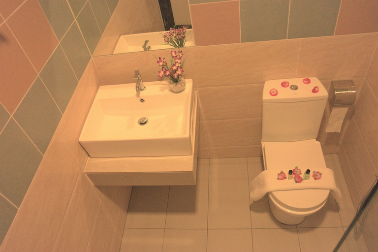Bathroom 4, S8 Boutique Hotel, Sepang