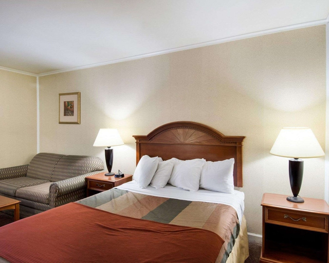Bedroom 4, Econo Lodge Inn and Suites Northborough MA, Worcester