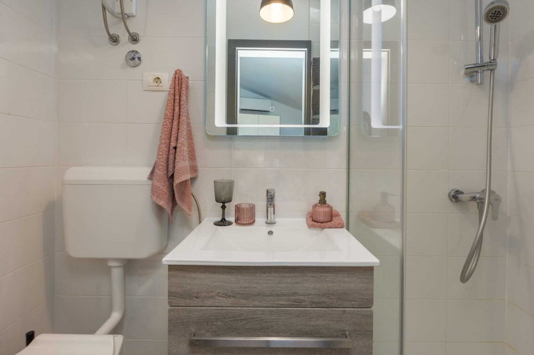 Bathroom 3, Old Town Studio, Rovinj