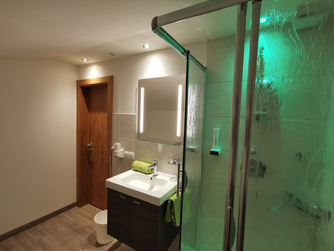 Bathroom 4, No1 - Flo's Rooms & Breakfast, Sankt Johann im Pongau