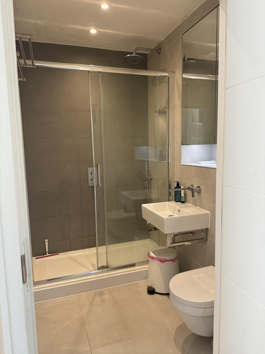 Bathroom 2, Luxurious 2 Bedroom Apartment in Reading, Reading
