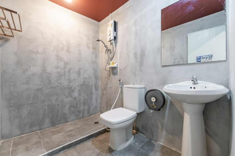 Bathroom 14