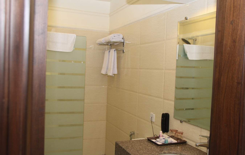 Bathroom 3, Hotel Javson, Gujranwala