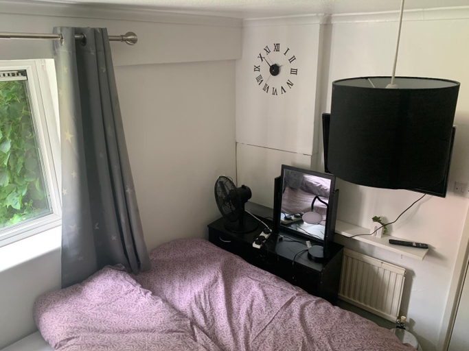 Others 4, Lovely room in South London, London