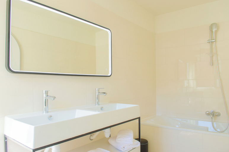 Bathroom 3, Hôtel Impérator, Hérault