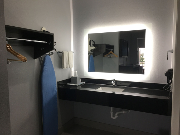 Bathroom 3, Platinum Inn and Suites, Houston