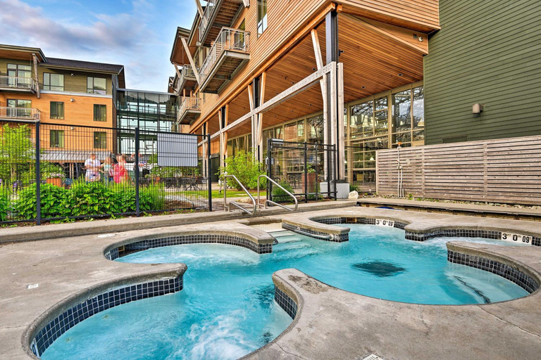 Sport & Beauty 3, Ski-In Resort Family Condo with Deck at Jay Peak!, Orleans