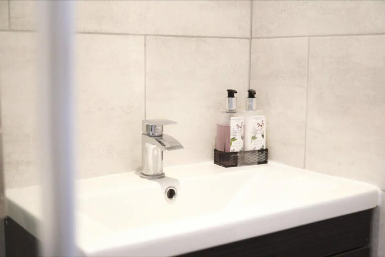 Bathroom 2, Charming London Apartment Near Hyde Park, London