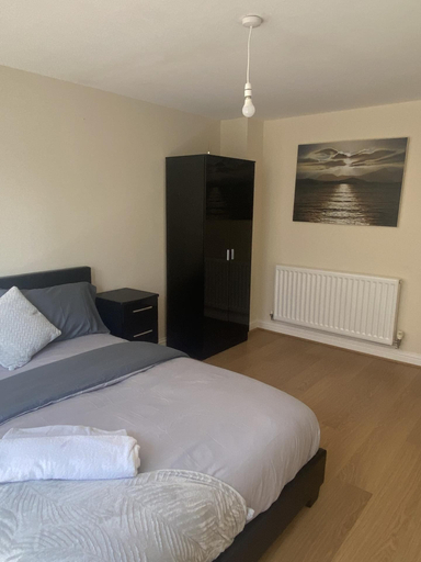 Room 5, Beautiful 4 Bedroom Home With Parking by Lakeside, Thurrock