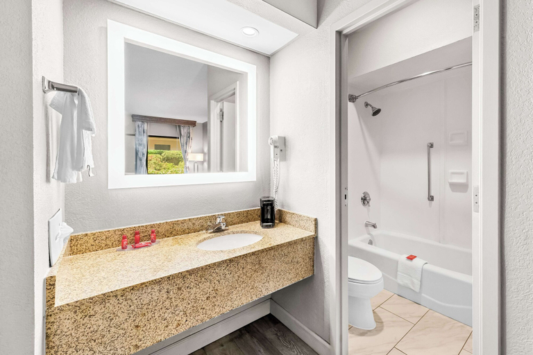 Bathroom 4, SureStay Plus Hotel by Best Western Southern Pines Pinehurst, Moore