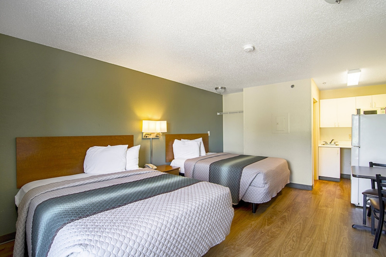 Bedroom 2, HomeTowne Studios Chicago - Waukegan, Lake