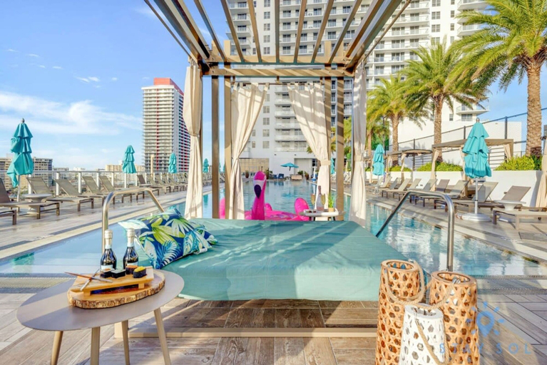 Room 3, Wrap Around Balcony 2Br Amazing Views Pools, Broward