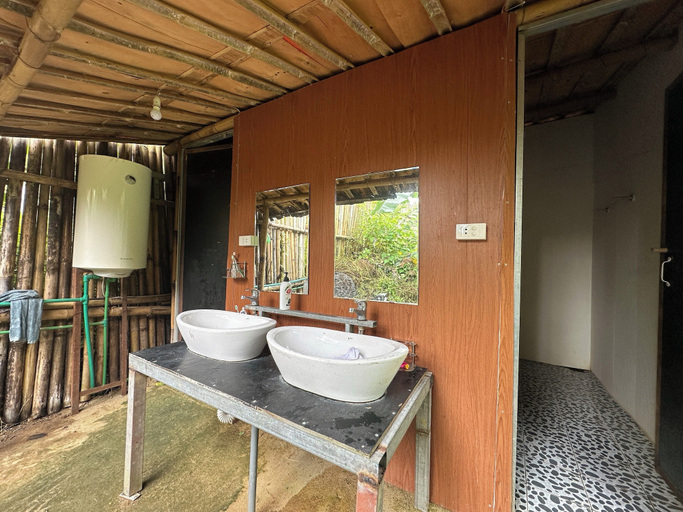 Bathroom 4, Phong Nam Station, Trùng Khánh