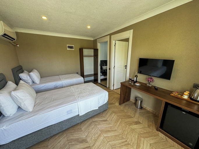 Bedroom 2, Gargaron Beach Hotel, Ayvacık