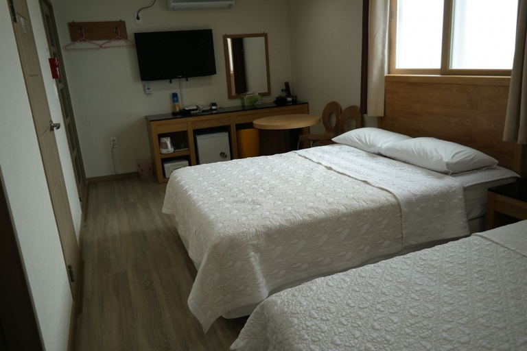 Bedroom 2, Sungsan Beach Hotel, Seogwipo