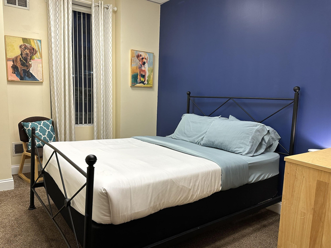 Bedroom 2, City Sights 2 Queen Beds Downtown Apt, Allegheny