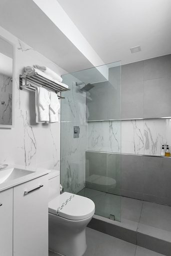 Bathroom, ULTRA Spacious apt Steps From the Beach, Broward
