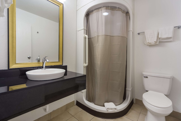 Bathroom, Motel6 Meridian, MS, Lauderdale