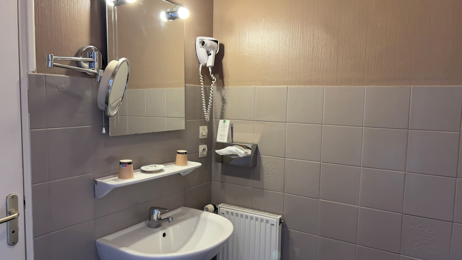 Bathroom 4, Le Chateau de Bricquebec, Manche
