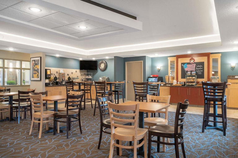 Food & Drinks 3, AmericInn by Wyndham Windom, Cottonwood