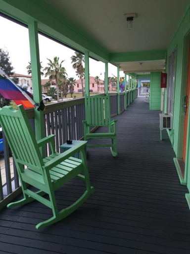 Others 3, Upper Deck Hotel and Bar - Adults Only, Cameron
