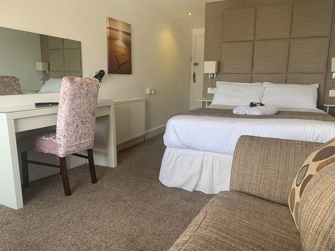 Bedroom 2, The Jubilee Hotel East- with Spa Facilities, Dorset