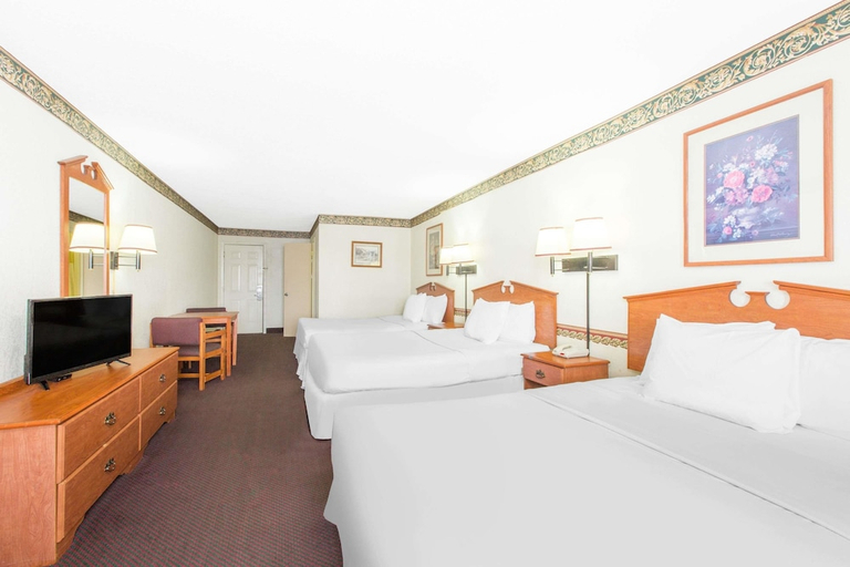 Bedroom 2, Days Inn & Suites by Wyndham Marshall, Harrison