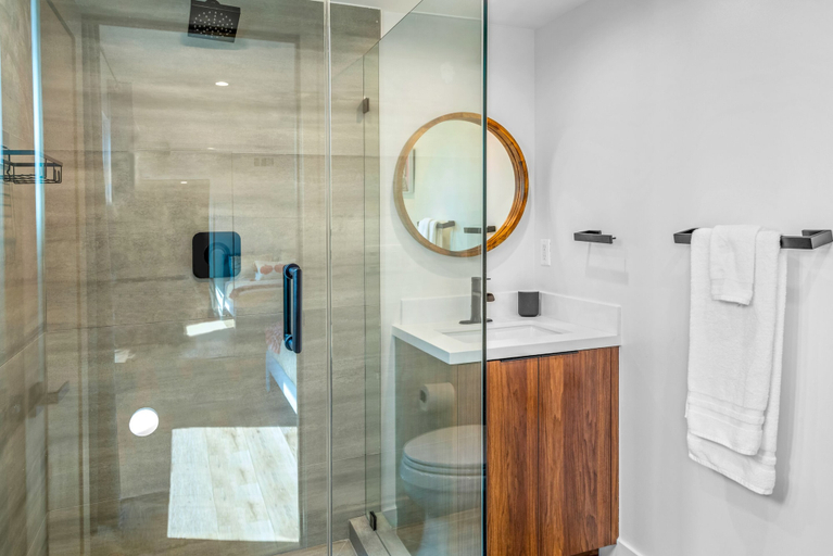 Bathroom 4, Stylish Sherman Oaks Townhouse W/ 3 Master Suites, Los Angeles