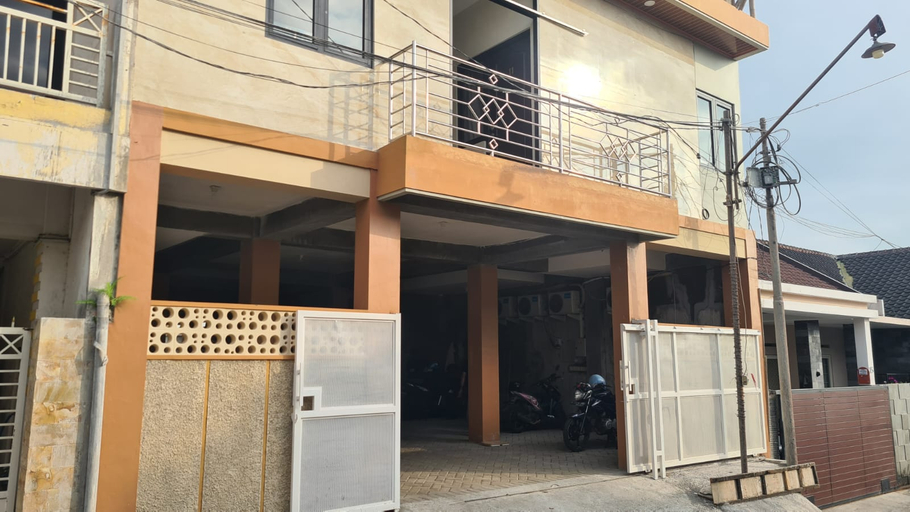 Exterior & Views 1, Justin Guesthouse, Malang