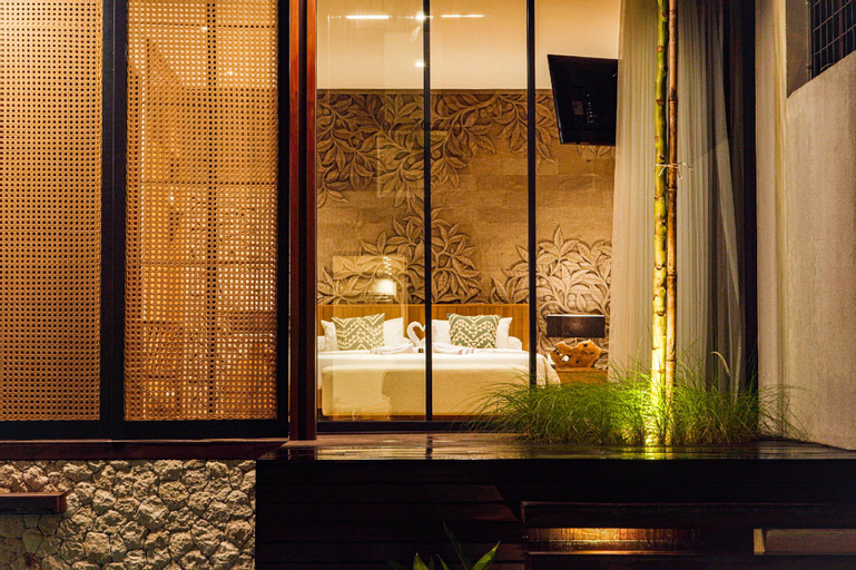 Exterior & Views 12